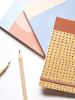 Hinweis, Notizblock, Notizbuch, Papier-, Schreibtisch, Anmerkungen, Schreiben, Büro, Treffen, Stift, Geschäft, Weiß, einfach, minimal, Blog, Bloggen, Stillleben, drinnen, Nahansicht, Studioaufnahme, keine Leute, Bleistift, High Angle View, weißer Hintergrund, Lernen, Buch, kopieren sie platz, Holz - Material, Veröffentlichung, Gruppe von Objekten, Bildung, Mann gemacht, Tabelle, Kunst und Handwerk, Schulmaterial, leer, 4K, CC0, gemeinfrei, lizenzfrei