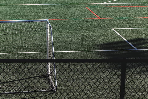 voetbalveld, sport, geen mensen, teamsport, voetbal, hek, dag, gras, speelveld, barrière, grens, afwezigheid, natuur, rechtbank, buitenshuis, groene kleur, chainlink omheining, tennis, hoge hoekmening, enkele lijn, werflijn - sport, scheidingslijn, 5K, CC0, publiek domein, royaltyvrij