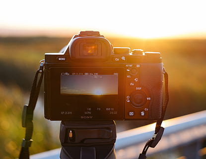 Kamera, Sony, Fotografie-Themen, Kamera - Fotoausrüstung, Technologie, Fotoausrüstung, Digitalkamera, Nahansicht, Stativ, Fotografieren, Fokus auf den Vordergrund, Sonnenuntergang, Aktivität, Ausrüstung, Spiegelreflexkamera, keine Leute, Objektiv - optisches Instrument, Bildschirm, Himmel, modern, Natur, elektrische Ausrüstung, Dreharbeiten, 4K, CC0, gemeinfrei, lizenzfrei