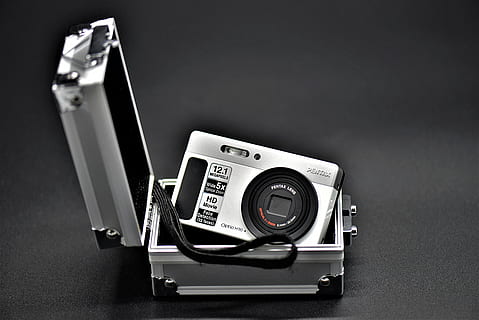 Kamera, kompakt, Digitalkamera, Foto, Studioaufnahme, drinnen, Technologie, Nahansicht, einzelnes Objekt, keine Leute, Kommunikation, Stillleben, Ausrüstung, grauer Hintergrund, Retro-Stil, schwarzer Hintergrund, Gesundheitswesen und Medizin, medizinische Ausrüstung, ausgeschnitten, Richtigkeit, farbiger Hintergrund, Kunststoff, modern, 5K, CC0, gemeinfrei, lizenzfrei