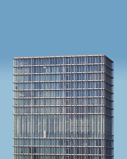 edificio de gran altura gris, estructura construida, cielo, cielo limpio, exterior del edificio, arquitectura, vista de ángulo bajo, edificio, copia espacio, nadie, modelo, edificio de oficinas exterior, día, ciudad, metal, moderno, naturaleza, azul, altura maxima, oficina, luz del sol, rascacielos, acero, aleación, planchar, 4K, CC0, dominio público, libre de derechos