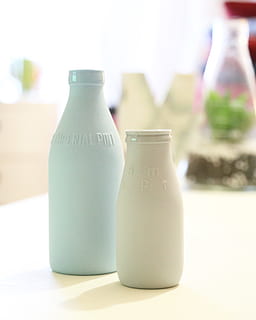 , latte, bottiglia, contenitore, bere, cibo e bevande, prodotto caseario, in casa, concentrarsi sulle conoscenze acquisite, cibo, rinfresco, bottiglia di latte, tavolo, avvicinamento, benessere, nessuno, mangiare sano, freschezza, natura morta, lattiera, bicchiere, brocca - brocca, 2K, CC0, dominio pubblico, privo di copyright