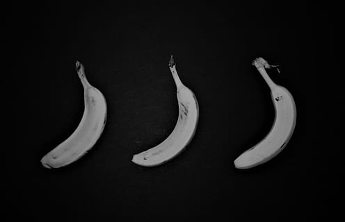 backround, sfondo, tre, triplicare, Banana, banane, bianco e nero, sfondo nero, girato in studio, cibo, cibo e bevande, in casa, mangiare sano, benessere, nessuno, frutta, freschezza, avvicinamento, uno stile di vita sano, gruppo di oggetti, Colore bianco, tre oggetti, singolo oggetto, copia spazio, natura morta, semplicità, dieta, 4K, CC0, dominio pubblico, privo di copyright