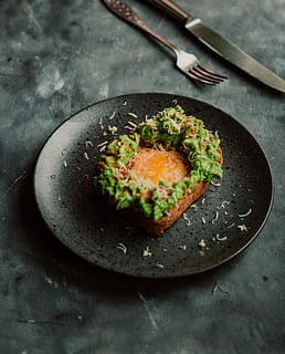 al forn, pa, placa, aperitiu, alvocat, deliciós, sopar, epicure, menjar, fotografia de menjar, presentació d'aliments, forquilla, fresc, saludable, regust, entrepà, saborós, brindis, vegetals, menjar i beguda, frescor, alimentació saludable, cap gent, natura morta, benestar, a l'interior, llest per menjar, primer pla, estri de cuina, vista d’angle alt, taula, ou, mida de la porció, fregit, equipament per a la llar, utensili per menjar, esmorzar, ou fregit, decorar, costat assolellat cap amunt, 4K, CC0, domini públic, lliure de regalies