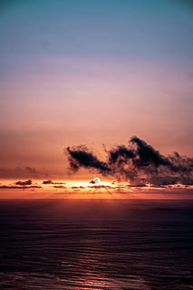 oceano durante il tramonto, nube, acqua, sole, tramonto, oceano, viola, crepuscolo, soleggiato, orizzonte, autunno, wafe, quiete, mare, isola, Europa, Portogallo, atlantico, arancia, giallo, rosso, natura, cielo, luce del sole, Paesaggi, nuvola - cielo, colore arancione, spiaggia, paesaggio, all'aperto, bellezza nella natura, costa, nessuno, estate, orizzonte sull'acqua, alba - alba, Cloudscape, scena tranquilla, alba, immagine a colori, riflessione, blu, paesaggio marino, onda, silhouette, vacanze, colore vibrante, cielo drammatico, idilliaco, color oro, mattina, viaggio, luce - fenomeno naturale, multicolore, 5K, CC0, dominio pubblico, privo di copyright