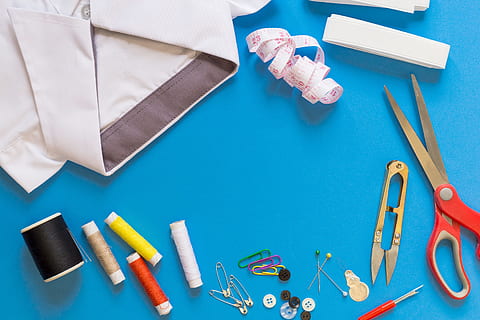 Accessori, pulsante, stoffa, bobina, collezione, colore, colorato, concetto, cotone, mestiere, design, attrezzatura, tessuto, moda, verde, fatto a mano, passatempo, isolato, kit, Materiale, misurare, ago, cucito, modello, perno, riparazione, forbici, vista dall'alto, grande gruppo di oggetti, blu, in casa, multicolore, nessuno, variazione, arte e artigianato, scelta, direttamente sopra, sfondo colorato, natura morta, tavolo, matita, creatività, matita colorata, sfondo blu, 2K, CC0, dominio pubblico, privo di copyright