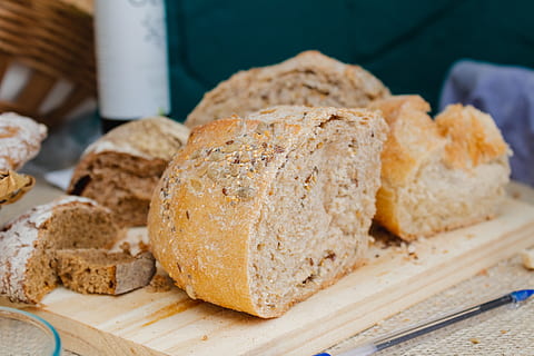 bröd, hack, styrelse, mat, mat och dryck, friskhet, tabell, trämaterial, inomhus, närbild, inget folk, fokusera på förgrunden, äta nyttigt, välbefinnande, brödlimpa, skiva, bakad, klar att äta, Lagra, fortfarande liv, skärbräda, selektiv fokusering, mellanmål, bricka, brunt bröd, bantning, 5K, CC0, offentligt domän, royaltyfria