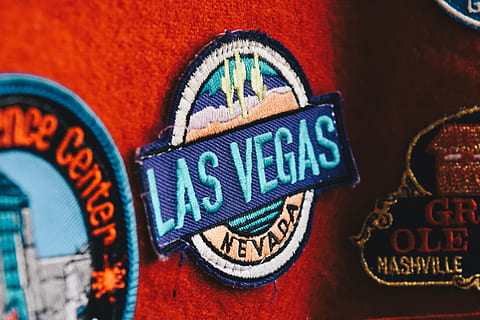 Las Vegas, vestir, parche, texto, comunicación, escritura occidental, nadie, de cerca, multi color, azul, firmar, adentro, rojo, guión, guión no occidental, modelo, información, día, religión, naturaleza muerta, creencia, arquitectura, letra mayúscula, mensaje, 5K, CC0, dominio público, libre de derechos