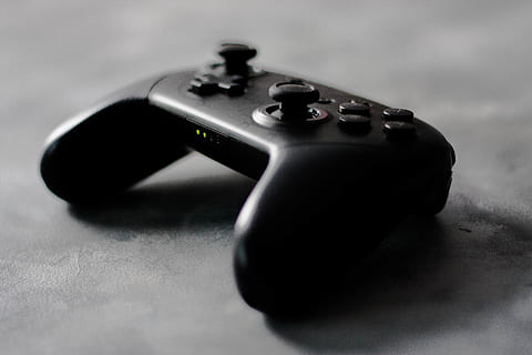 nero, senza fili, controller di gioco, Accessori, telecomando da gioco, elettronica, messa a fuoco selettiva, avvicinamento, in casa, singolo oggetto, tavolo, nessuno, girato in studio, cultura artistica e intrattenimento, natura morta, rilassamento, controllo, giochi di svago, numero, tecnologia, due oggetti, gioco da tavolo, attività di svago, grigio, colore nero, successo, 4K, CC0, dominio pubblico, privo di copyright
