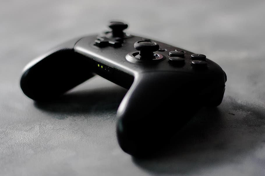 Černá, bezdrátový, herního řadiče, Příslušenství, joystick, elektronika, selektivní zaměření, detail, uvnitř, jeden objekt, stůl, nikdo, studio shot, umělecká kultura a zábava, stálý život, relaxace, řízení, hry pro volný čas, číslo, technologie, dva objekty, desková hra, volnočasové aktivity, šedá, Černá barva, úspěch, 4K
