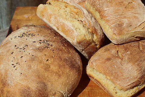 Brot auf Tablett, Brot, Lebensmittel, Brotlaib, französisches Brot, Frische, Essen und Trinken, gebacken, Nahansicht, drinnen, Stillleben, braun, Wohlbefinden, gesundes Essen, fertig für den Verzehr, High Angle View, ein Leib Brot, keine Leute, Geschäft, Gruppe von Objekten, Bäckerei, Tabelle, hausgemacht, Diät halten, Vollkornbrot, 5K, CC0, gemeinfrei, lizenzfrei