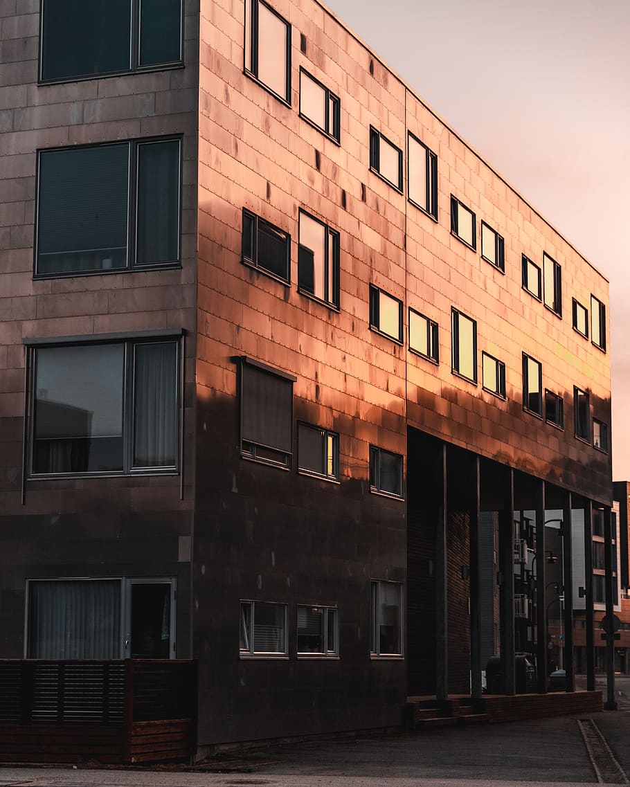 construcció de formigó, arquitectura, edifici, alba, vespre, estructura construïda, exterior de l'edifici, finestra, cap gent, ciutat, barri residencial, a l'aire lliure, cel, dia, porta, entrada, en fila, absència, maó, marró, naturalesa, vidre - material, llum solar, 5K