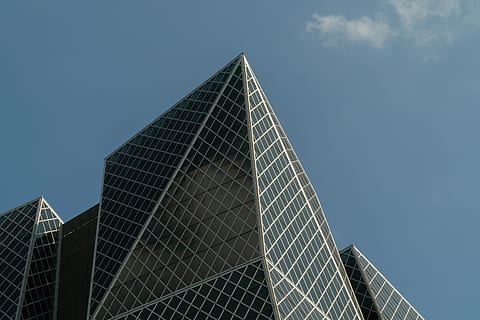 graue Glasstruktur, Dreieck, Kaohsiung, Taiwan, Gebäude, die Architektur, Bürogebäude, Wolkenkratzer, elektrisches Gerät, Solarplatten, Struktur, Blau, blauer Himmel, städtisch, Stadt, Stadt, Dorf, Pyramide, Innenstadt, Metropole, Hochhaus, Wohnung, gebaute Struktur, Himmel, Gebäudehülle, modern, Bürogebäude außen, Flachwinkelansicht, Büro, Dreieck Form, keine Leute, Natur, große Höhe, Tag, klarer Himmel, Turm, Reiseziele, draußen, 5K, CC0, gemeinfrei, lizenzfrei