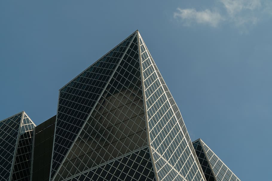 estructura de vidre gris, triangle, kaohsiung, Taiwan, edifici, arquitectura, edifici d'oficines, gratacels, dispositiu elèctric, panells solars, estructura, blau, cel blau, urbà, ciutat, piràmide, centre de la ciutat, metròpolis, de gran alçada, condomini, estructura construïda, cel, exterior de l'edifici, modern, exterior d’edifici d’oficines, vista d’angle baix, oficina, forma de triangle, cap gent, naturalesa, alta - alta, dia, cel clar, torre, destinacions de viatge, a l'aire lliure, 5K
