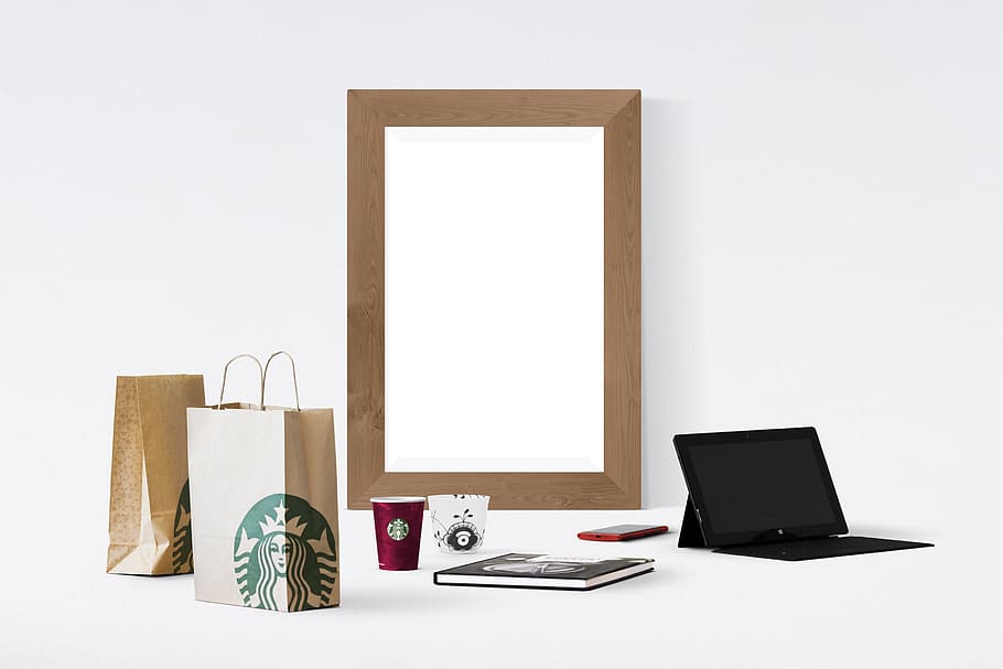 manifesto, telaio, il computer portatile, libro, smartphone, tazza, sacchetto di carta, tecnologia, computer, in casa, tecnologia wireless, tavolo, attività commerciale, comunicazione, connessione, ufficio, nessuno, natura morta, girato in studio, copia spazio, attrezzatura informatica, carta, mobilia, scrivania, schermo del computer, sfondo bianco, tastiera, ufficio a casa, vuoto, 2K
