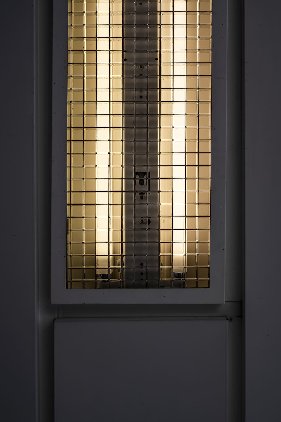 porta, ascensor, dispositiu elèctric, aparell, prestatge, rellotge, interruptor, esfera, dispensador de Pez, rellotge de paret, presa de corrent elèctric, cremador, forn, rellotge digital, escalfador d’espai, escalfador, decoració de la llar, tors, rellotge analògic, finestra, cap gent, a l'interior, arquitectura, vidre - material, tancat, seguretat, protecció, estructura construïda, transparent, funció de construcció de parets, entrada, patró, dia, llum solar, primer pla, edifici, marc de finestra, 5K