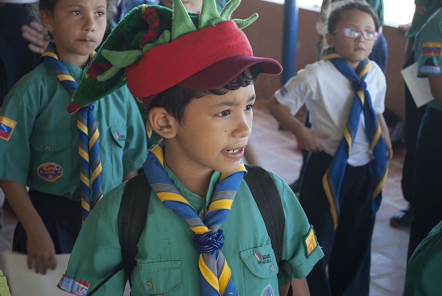 scout, scoutismo, spiaggia, campo, persone, estate, natura, esploratore, avventura, giovane, vacanza, adolescenti, ragazzi, uomini, maschi, bambino, gruppo di persone, persone reali, infanzia, ritratto, capi di abbigliamento, persone accessorie, femmine, sorridente, giorno, donne, attività di svago, in piedi, stili di vita, guardando lontano, vista frontale, 4K