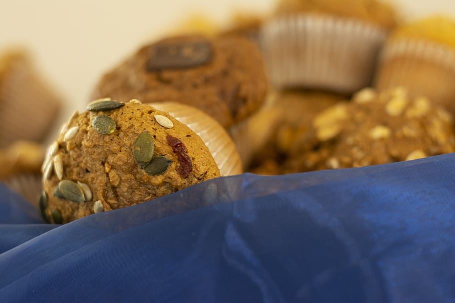 pastís de reina, pastís, berenar, primer pla, menjar i beguda, menjar, al forn, a l'interior, cap gent, pa, enfocament selectiu, centrar-se en primer pla, frescor, aliments secs, natura morta, pansa, tir de l'estudi, llest per menjar, bun, Fruits secs, casolà, marró, integral, 5K