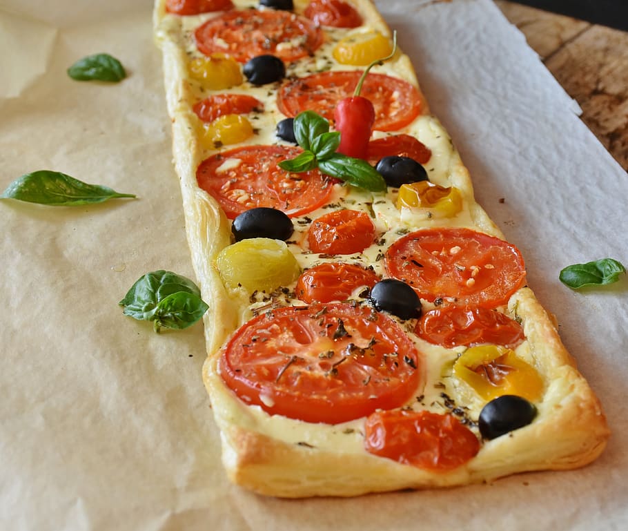 pizza rectangular, apetitós, alfàbrega, formatge, crosta, deliciós, sopar, menjar, dinar, sense carn, mozzarella, nutrició, olives, pizza, restaurant, salsa, tall, saborós, quiche de tomàquet, tomàquets, vegetarià, menjar i beguda, tomàquet, frescor, herba, vegetals, fruita, llest per menjar, a l'interior, primer pla, producte diari, cap gent, menjar italià, natura morta, Oliva, oliva negra, vista d’angle alt, berenar, 2K