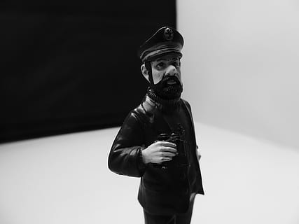 bianco e nero, en person, unge mænd, herrer, tre kvart længde, indendørs, forfra, stående, kigger på kameraet, tøj, rigtige mennesker, ung voksen, maske, murbygningsfunktion, studio skud, uniform, livsstil, afslappet tøj, portræt, sikkerhed, 4K, CC0, offentligt domæne, royaltyfrie