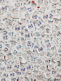 vizitator, trece, numere lot, eticheta, număr, Identificare, model, repetiţie, Sticker, Securitate, cumpărături, China, identificarea grupului de turism, magazin de bijuterii, Hong Kong, identificarea vizitatorilor, mână autocolant scrise, alb, tehnologie, verificare de securitate, autocolante pe perete, o mulțime de autocolant, fundaluri, valută, morman, grup mare de obiecte, Statele Unite ale Americii, grup de obiecte, concepte, simbol, idei, Afaceri, finanţa, nici o persoana, dolar, grămadă, a închide, bogatie, abstract, 2K, CC0, domeniu public, fără drepturi de autor