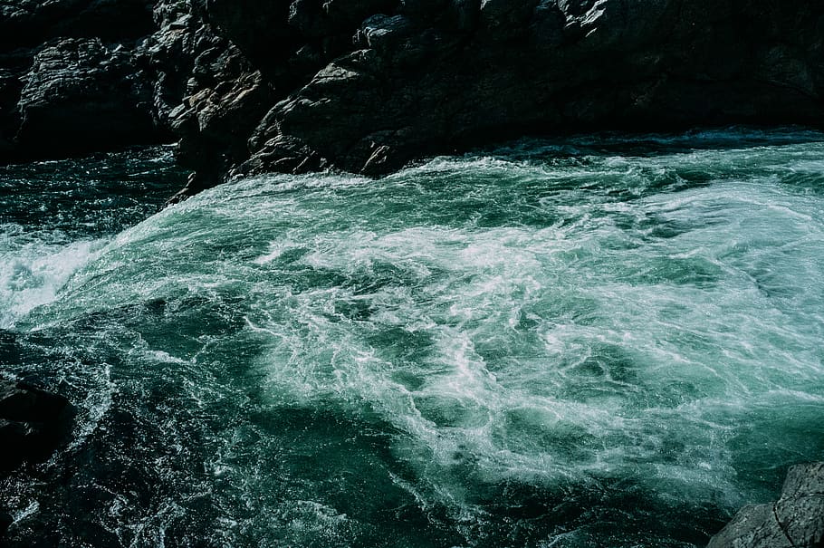 Nelson, Kanada, Textur, Rau, Natur, Fluss, Wasser, Damm, weißes Wasser, Bewegung, Schönheit in der Natur, Meer, Rock, keine Leute, Szenen - Natur, Tag, Ufergegend, Wassersport, fließendes Wasser, Rock - Objekt, Sport, Bewegungsunschärfe, solide, draußen, Geschwindigkeit, Kraft in der Natur, fließend, 2K