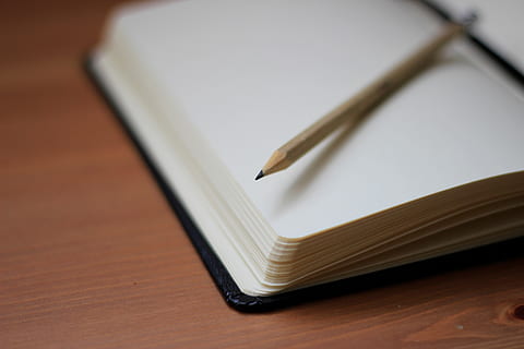 creion, scrie, caiet, hârtie, birou, de lemn, masa, în interior, deschis, nici o persoana, cartelă de note, lemn - material, publicare, a închide, educaţie, carte, vedere în unghi mare, două obiecte, spațiu copie, Afaceri, comunicare, stilou, învăţare, natură moartă, gol, hardcover carte, 5K, CC0, domeniu public, fără drepturi de autor