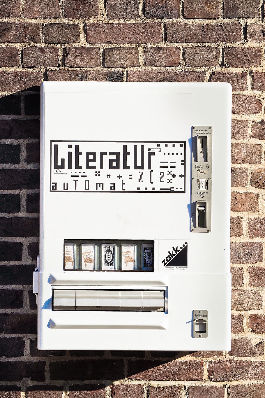 automàtic, comprar, màquina, carretera, compra, literatura, llibres, llegir, béns, compres, operat amb monedes, paret, maó, articulacions, sortida, blanc, marró, funció de construcció de parets, cap gent, paret de maó, dia, generació de combustible i energia, electricitat, arquitectura, estructura construïda, exterior de l'edifici, comptador elèctric, tecnologia, a l'aire lliure, text, primer pla, comunicació, metre: instrument de mesura, vell, guió occidental, Font d'alimentació, 4K