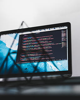 silver macbook pro, La technologie, la communication, texte, personne, écriture occidentale, lien, fermer, Technologie sans fil, à l'intérieur, écran, écran de l'appareil, Les données, information, ordinateur, nombre, affichage numérique, téléphone intelligent, l'Internet, dispositif d'information portable, équipement électrique, 4K, CC0, domaine public, libre de droits