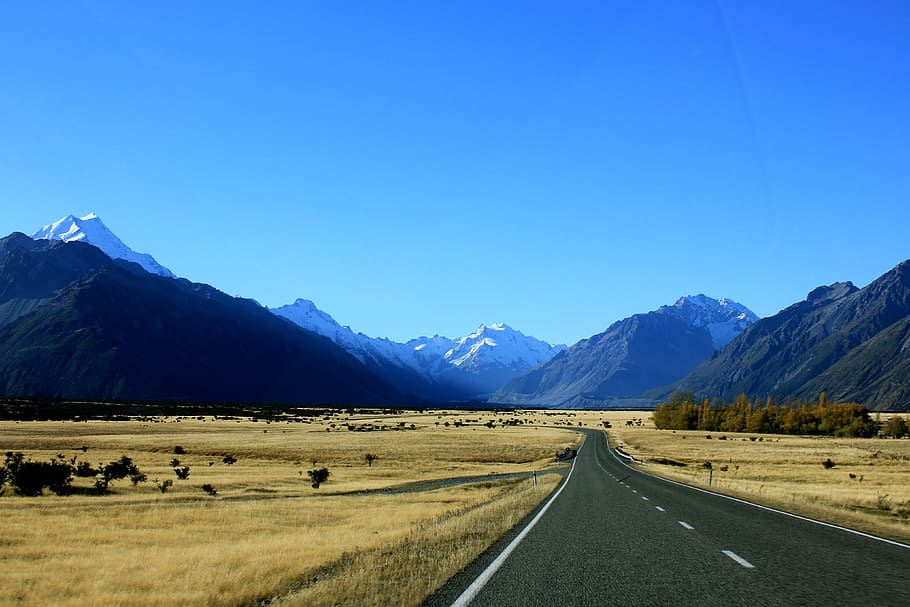 buit, carretera, muntanya, blau, cels, asfalt, núvols, la llum del dia, medi ambient, camp, boira, herba, pastures, verd, paisatge, muntanyes, naturalesa, escènic, cel, neu, arbres, bellesa a la natura, transport, escenics - natura, escena tranquil·la, cel clar, Serra, direcció, tranquil·litat, el camí a seguir, cap gent, còpia espai, escena no urbana, terra, perspectiva decreixent, muntanya nevada, 4K