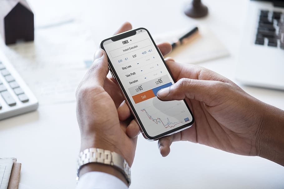 persona, saimniecība, sudraba iphone x, pagriezās, Mobilais telefons, ierīce, elektronika, forex, rokas, ieguldīt, investīcijas, tiešsaistē, tālruni, ekrānā, viedtālrunis, akciju tirgus, tehnoloģijas, pieskarieties, skārienekrāns, bezvadu tehnoloģija, savienojumu, cilvēka roku, komunikāciju, cilvēka ķermeņa daļa, roka, portatīvo informācijas ierīci, pieaugušais, tuvplāns, telpās, dienā, viens cilvēks, datus, Bizness, 4K