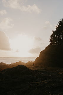 Küstenberg, Himmel, Schönheit in der Natur, wolke - himmel, Szenen - Natur, ruhige Szene, Ruhe, Land, Wasser, Natur, Meer, Nicht-städtische Szene, Strand, keine Leute, Umgebung, Tag, idyllisch, draußen, Baum, Fernbedienung, 4K, CC0, gemeinfrei, lizenzfrei
