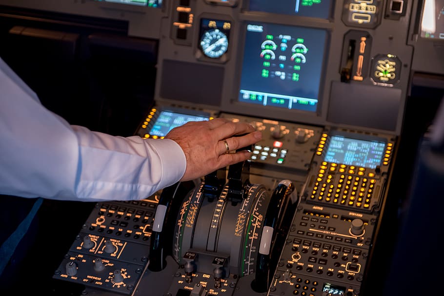 rendiment, força, cabina, jet, pilot, avions, volant, estímul, palanca d'embranzida, digital, digitalització, turbina, conduir, tecnologia, control, panell de control, avió, vehicle aeri, ocupació, a l'interior, transport, mà humana, mà, viatjar, ordinador, part del cos humà, una persona, manera de transport, treball, homes, indústria aeroespacial, uniforme, palanca, complexitat, copilot, polsador, extremitat humana, 5K