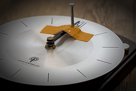 hora, reloj, puntero, la cara del reloj, transitoriedad, años, detener, uña, cinta, pegamento, mantener, agárrate fuerte, destruir, reparar, kaput, defecto, de cerca, adentro, nadie, minutero, instrumento de tiempo, vista de alto ángulo, enfoque selectivo, número, naturaleza muerta, circulo, forma geometrica, reloj de mano, fecha tope, material de madera, forma, comunicación, 5K, CC0, dominio público, libre de derechos