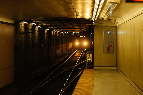 grå togstation, tog, transportmidler, undergrundsbane, togstation, Canada, toronto, terminal, køretøj, spor, forlygter, tunnel, spore, by-, underjordisk, lys, hastighed, transit, station, metro, togspor, jernbanetransport, belyst, arkitektur, indendørs, transportform, offentlig transport, jernbanespor, belysningsudstyr, metrostation, fravær, ingen mennesker, bygget struktur, vejen frem, retning, tom, loft, fluorescerende lys, metrostationen, 5K, CC0, offentligt domæne, royaltyfrie