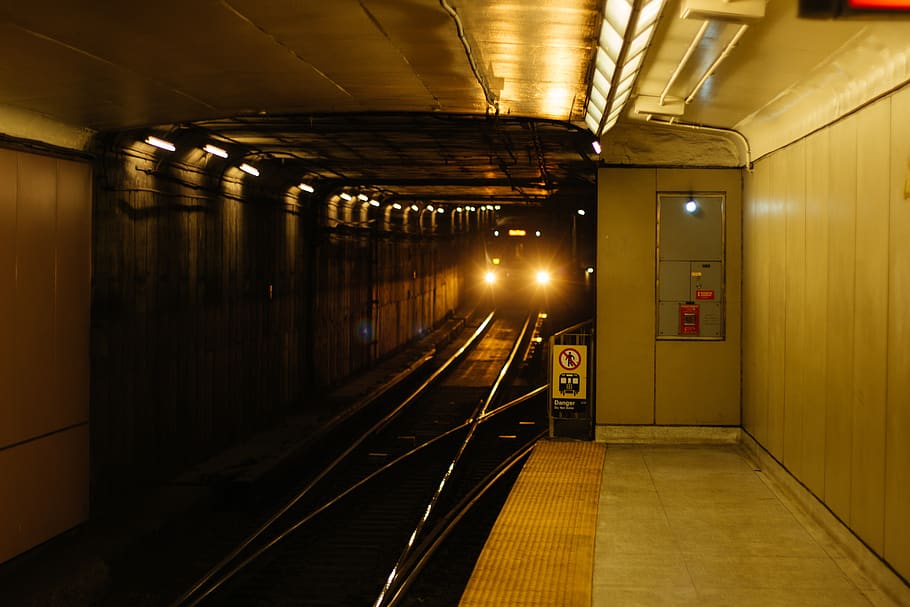 grå togstation, tog, transportmidler, undergrundsbane, togstation, Canada, toronto, terminal, køretøj, spor, forlygter, tunnel, spore, by-, underjordisk, lys, hastighed, transit, station, metro, togspor, jernbanetransport, belyst, arkitektur, indendørs, transportform, offentlig transport, jernbanespor, belysningsudstyr, metrostation, fravær, ingen mennesker, bygget struktur, vejen frem, retning, tom, loft, fluorescerende lys, metrostationen, 5K