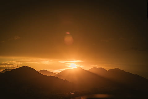 foto di silhouette, catena montuosa, d'oro, ora, retroilluminato, nuvole, crepuscolo, sera, ora d'oro, sole dorato, paesaggio, montagne, all'aperto, sagome, sole, i raggi del sole, tramonto, montagna, cielo, bellezza nella natura, scenics - natura, ambiente, silhouette, luce del sole, nuvola - cielo, natura, maestoso, la tranquillità, nessuno, raggio di sole, soggezione, viaggio, picco di montagna, riflesso lente, luminosa, 5K, CC0, dominio pubblico, privo di copyright