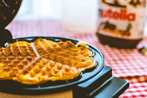 pancake maker, Nourriture et boisson, aliments, à l'intérieur, fraîcheur, personne, aliments sucrés, mise au point sélective, prêt à manger, fermer, dessert, sucré, équipement ménager, alimentation saine, cuit, assiette, fruit, ustensile de cuisine, nappe de table, préparation, agrumes, tarte - dessert, préparer de la nourriture, collation, plateau, 5K, CC0, domaine public, libre de droits