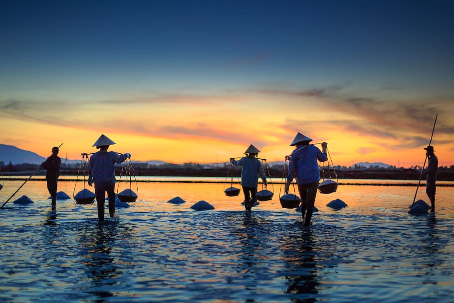 cinc, persona, de peu, cos, aigua, retroil·luminat, cistella, portar, núvols, alba, vespre, tarda, agricultors, llac, muntanya, oceà, a l'aire lliure, gent, fotografia, reflexió, escènic, mar, silueta, cel, estiu, sol, posta de sol, viatjar, grup de persones, bellesa a la natura, núvol - cel, davant del mar, color taronja, escenics - natura, naturalesa, homes, persones reals, estils de vida, vista del darrere, activitat d'oci, vaixell nàutic, tranquil·litat, 5K