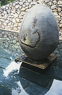 miro, joan, pomnik, obiekt, rzeźba, kamień, sztuki i rzemiosła, solidny, żadnych ludzi, reprezentacja, woda, dzień, ludzka reprezentacja, materiał kamienny, kreatywność, zbliżenie, kamień - przedmiot, wysoki kąt widzenia, architektura, Natura, statua, rzemiosło, na dworze, męskie podobieństwo, 1080P, CC0, domena publiczna, darmowe zdjęcia