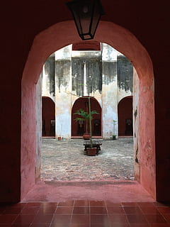 llosa, passarel·la, Camí, cripta, mexicà, convento, valladolid, passadís, edifici, bunker, masmorra, pissarra, paviment, vorera, paret, pati, ceràmica, urna, jar, arquitectura, arc, entrada, estructura construïda, cap gent, a l'interior, porta, dia, religió, sòls, creença, història, sòl de rajoles, el passat, lloc de culte, absència, naturalesa, columna arquitectònica, arquejat, 2K, CC0, domini públic, lliure de regalies