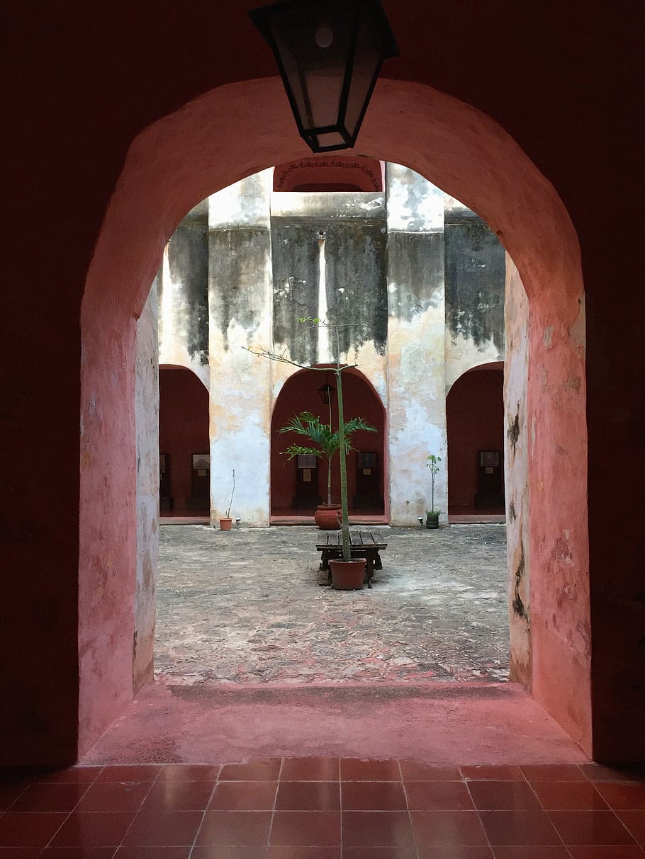 llosa, passarel·la, Camí, cripta, mexicà, convento, valladolid, passadís, edifici, bunker, masmorra, pissarra, paviment, vorera, paret, pati, ceràmica, urna, jar, arquitectura, arc, entrada, estructura construïda, cap gent, a l'interior, porta, dia, religió, sòls, creença, història, sòl de rajoles, el passat, lloc de culte, absència, naturalesa, columna arquitectònica, arquejat, 2K