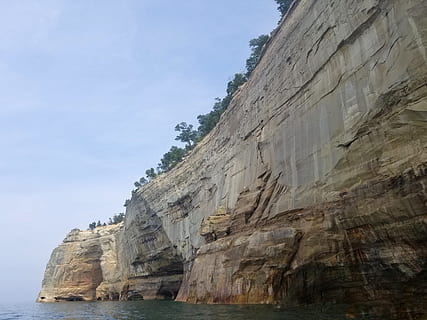 Stein, Wand, Cliff, Textur, Baum, Bäume, Wasser, See, Lake Superior, wunderschönen, Tapete, Szene, szenisch, Landschaft, Rock, Felsformation, Rock - Objekt, Himmel, solide, Natur, Flachwinkelansicht, Tag, Meer, keine Leute, Ruhe, Szenen - Natur, Schönheit in der Natur, ruhige Szene, draußen, Geologie, physische Geographie, Formation, erodiert, 4K, CC0, gemeinfrei, lizenzfrei