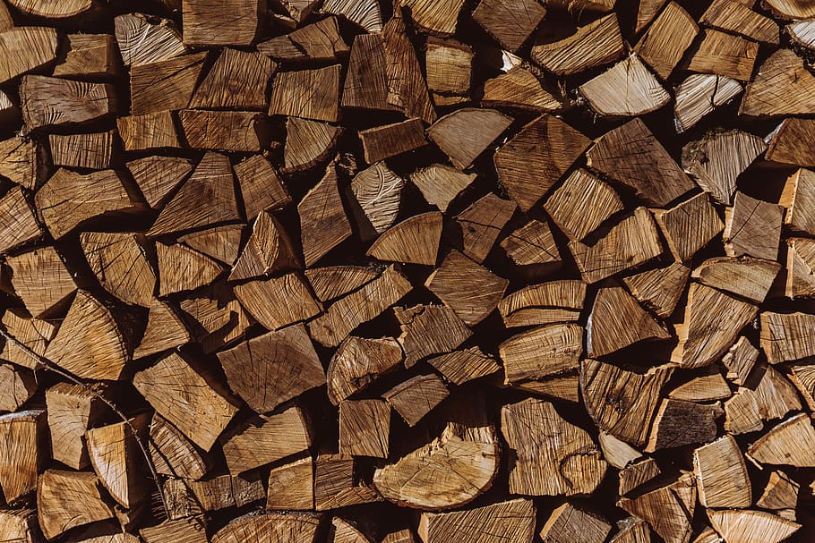 troncs marrons, registre, llenya, marc complet, fusta, material de fusta, fons, indústria de la fusta, pila, gran grup d'objectes, patró, abundància, arbre, desforestació, bosc, textura, pila de fusta, cap gent, generació de combustible i energia, naturalesa, a l'aire lliure, picat, 5K