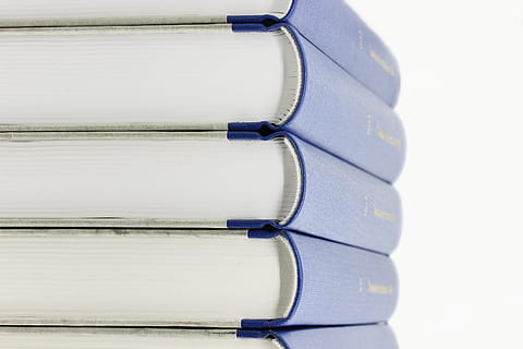Buchstapel, Stapel, Literatur, Bildung, Seite, Buch, Wissen, lesen, Abdeckung, historisch, drinnen, keine Leute, Stillleben, Nahansicht, Studioaufnahme, Blau, weißer Hintergrund, einzelnes Objekt, in einer Reihe, Metall, Auftrag, Anordnung, Tabelle, Vollbild, Muster, Wiederholung, ausgeschnitten, weiße Farbe, Hintergründe, 5K