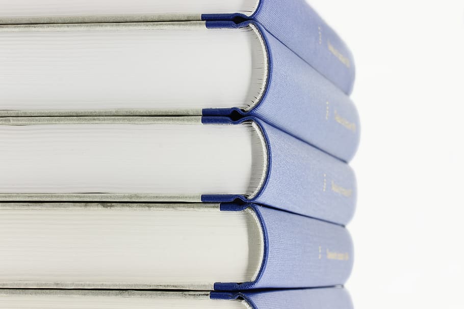 pila de llibres, pila, literatura, educació, pàgina, llibre, coneixement, llegir, coberta, històricament, a l'interior, cap gent, natura morta, primer pla, tir de l'estudi, blau, fons blanc, sol objecte, en fila, metall, ordre, arranjament, taula, marc complet, patró, repetició, tallar, Color blanc, fons, 5K