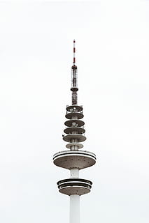 blanc, torre, cel, arquitectura, edifici, estructura, cap gent, estructura construïda, vista d’angle baix, alta - alta, cel clar, dia, comunicació, exterior de l'edifici, còpia espai, naturalesa, metall, connexió, ciutat, turisme, destinacions de viatge, fletxa, gratacels, 5K, CC0, domini públic, lliure de regalies
