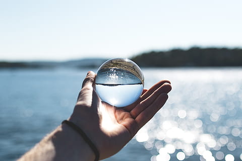 selektiv, fokus fotografering, person, bedrift, vandboble, afspejling, vand, menneskelig hånd, hånd, krystalkugle, sfære, menneskelig kropsdel, natur, fokus på forgrunden, en person, personlige perspektiv, hav, glas - materiale, menneskelig finger, dag, himmel, gennemsigtig, finger, udendørs, kropsdel, 5K, CC0, offentligt domæne, royaltyfrie