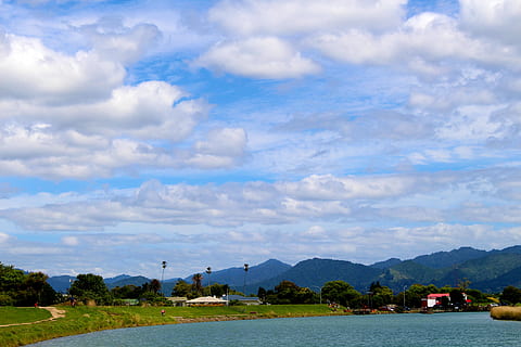krop af vand, skyer, cloudscape, landskab, bjerge, naturskøn, himmel, vand, sky - himmel, bjerg, scenics - natur, skønhed i naturen, plante, natur, træ, dag, rolig scene, hav, bjergkæde, ro, ingen mennesker, transportmidler, havnefronten, udendørs, nautiske fartøj, Bugt, 5K, CC0, offentligt domæne, royaltyfrie
