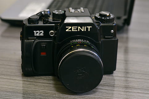 Kamera, Elektronik, Digitalkamera, Gurt, Objektivkappe, Kameraobjektiv, Stereo, Silhouette, Holz, Sperrholz, Symbol, Warenzeichen, Logo, Videokamera, Geld, Maschine, elektrisches Gerät, Steckdose, Adapter, Kassettenspieler, Fotografie-Themen, Technologie, drinnen, schwarze Farbe, Nahansicht, Kamera - Fotoausrüstung, Fotoausrüstung, Fokus auf den Vordergrund, Objektiv - optisches Instrument, Tabelle, Stillleben, keine Leute, Text, westliche Schrift, Retro-Stil, Ausrüstung, Bodenbelag, 4K, CC0, gemeinfrei, lizenzfrei
